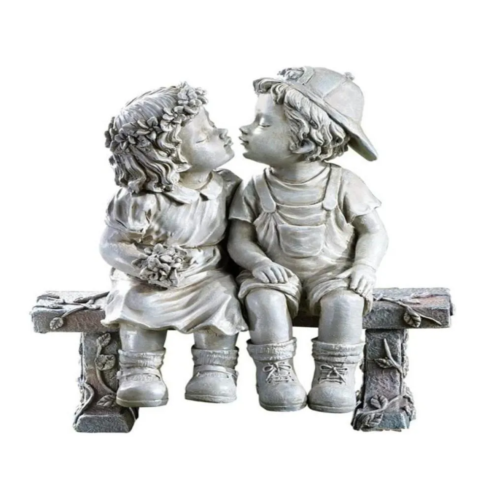 Décorations de jardin Lily039 Home First Kiss Resin Statue Little Girl and Boy Kissing Yard Miniature Figurine Decoration1819011