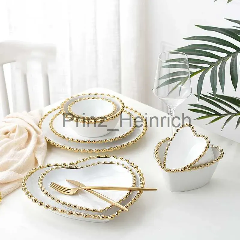 Тарелки блюда тарелки роскошные керамические посуды круглый сердечный сердечный десерт тарелки ужины с белыми мисками с семейством золота.