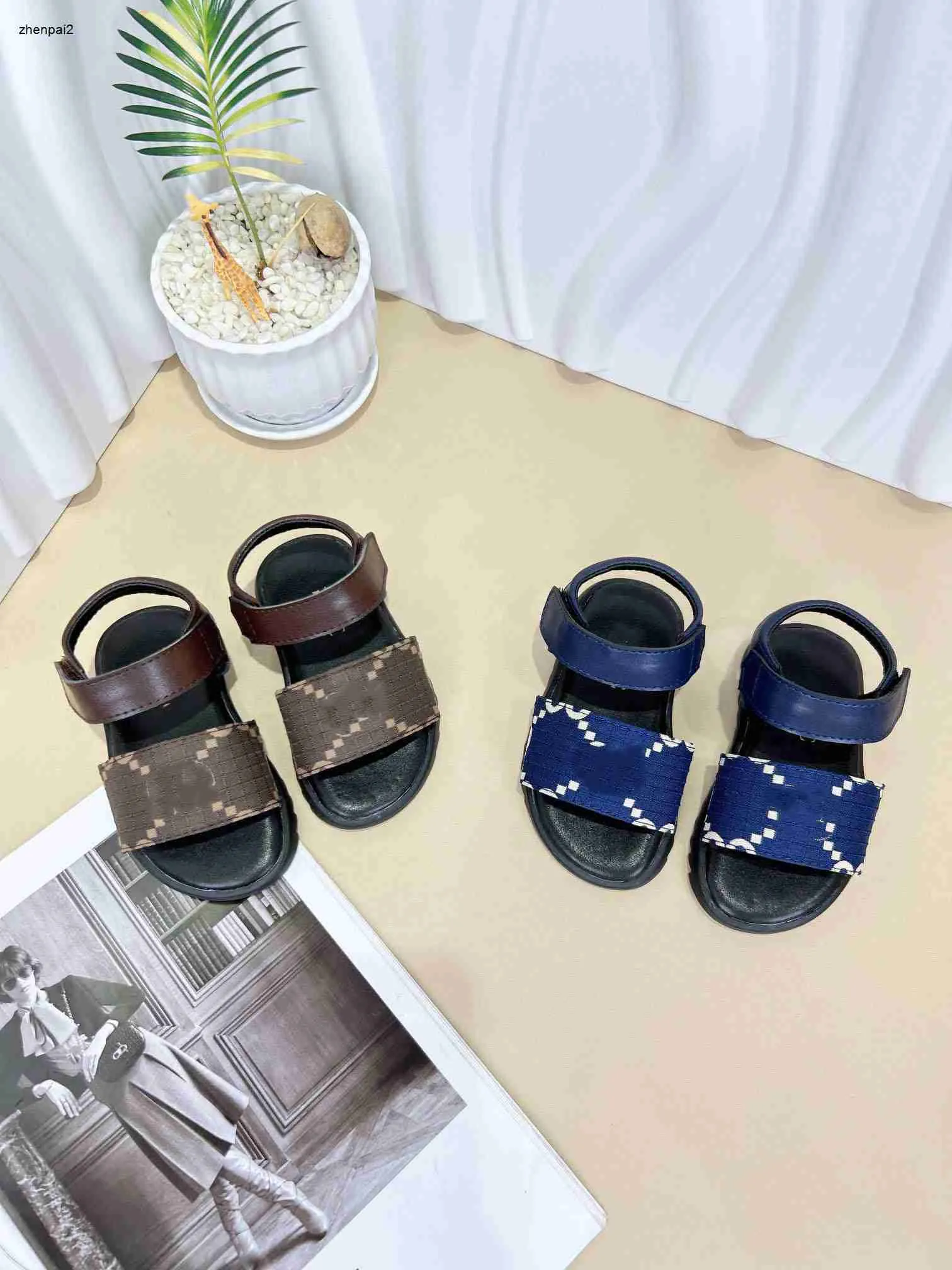 Luxo Baby Sandals Logo Imprimir sapatos infantis Tamanho do preço 26-35, incluindo Box Summer Minimalist Design Meninos Meninos Slippers 24April