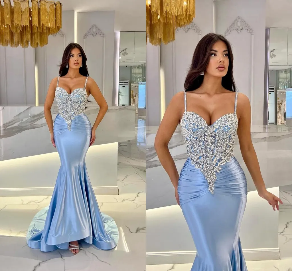 Elegant Light Sky Blue Mermaid aftonklänningar Långt för kvinnor Spaghetti Straps Crystals Rhinestone Draped Gleats Prom Birthday Pageant Special Occasion Dress