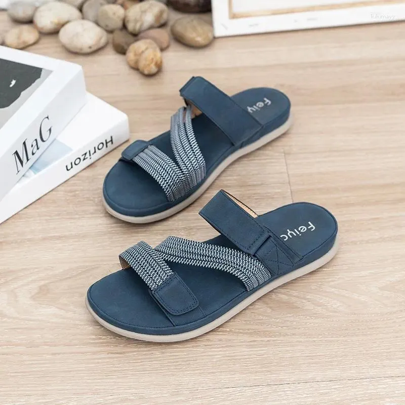 Slippers Summer Femmes 1,5 cm plate-forme 2 cm coins talons hauts sandales Lady Hook Fashion confortable Slip léger sur les diapositives de plage extérieures