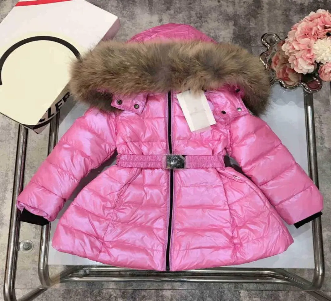 Klassisk docka Midlength Down Jacket Girls Coat Highend Coat 95 White Goose Down Overdized Raccoon Fur Collar Hat1352988