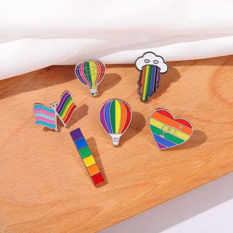 Pinos de esmalte arco -íris personalizados de balão de ar quente, nuvens de balão da bandeira Bandeira Broche de lapela Bolsa de jóias de minorias sexuais para amigo