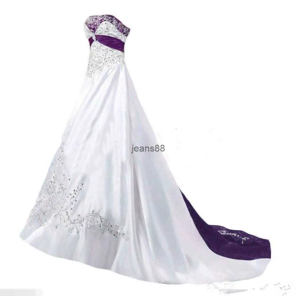 Robes de mariée blanches et violettes vintage
