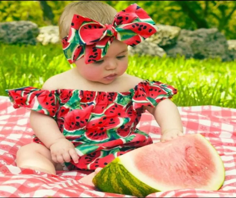 素敵な幼児の女の赤ちゃんスイカのプリントロンパーズフリルスリーブロンパーボディスーツオフショルダージャンプスーツの衣装セットヘッドバンド3660114