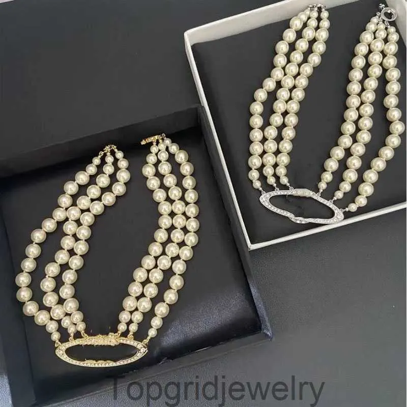 Collier de perle à trois couches européen et américain Bracelet de chaîne de clavicule satellite en diamant complet Livraison rapide de haute qualité