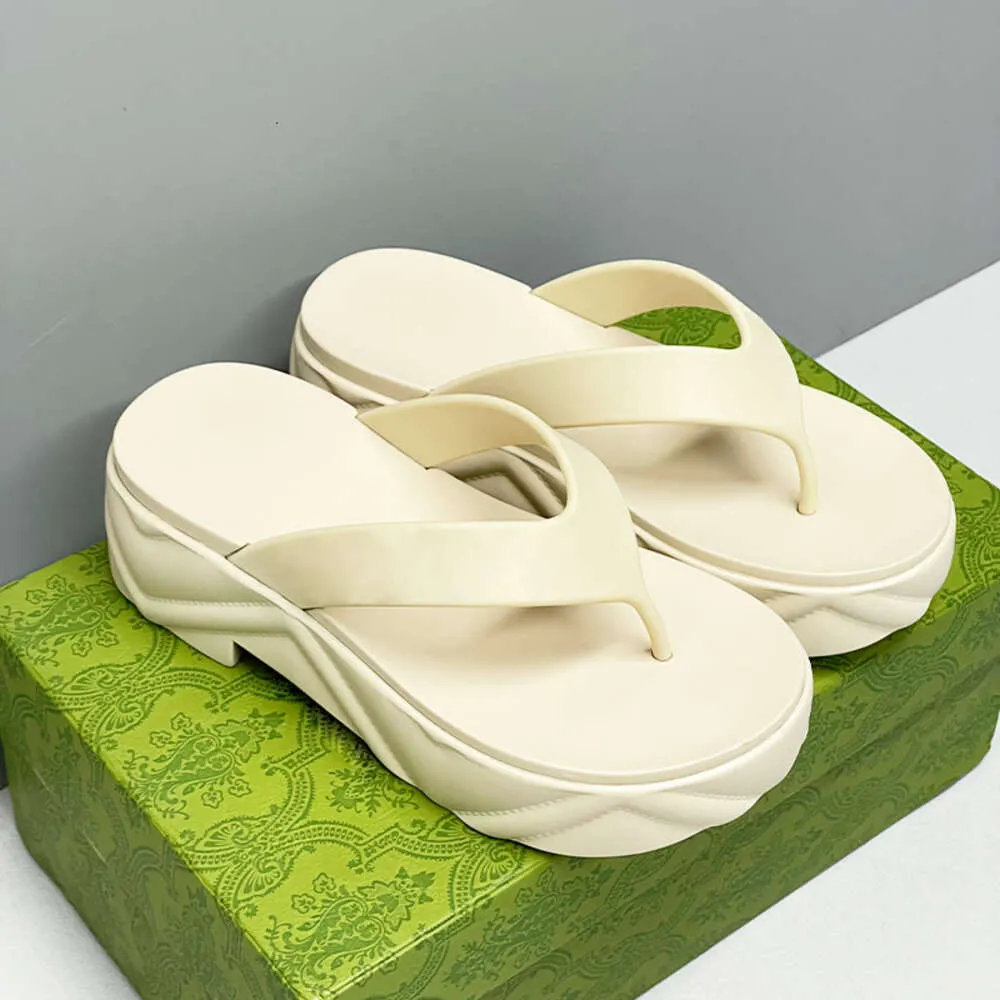 Gummibitätt Flip Flops Kvinnor Sandal Designer Slippers Summer Style Platform Shoes Two Sole EU35-42 med Box 554