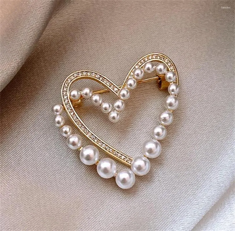 Brooches Exquisite Heart Shaped Pearl Rhinestone Brooch Luxury Metals Hollow Lapel Pins For Women Sweet Badges Jewelry Accessories