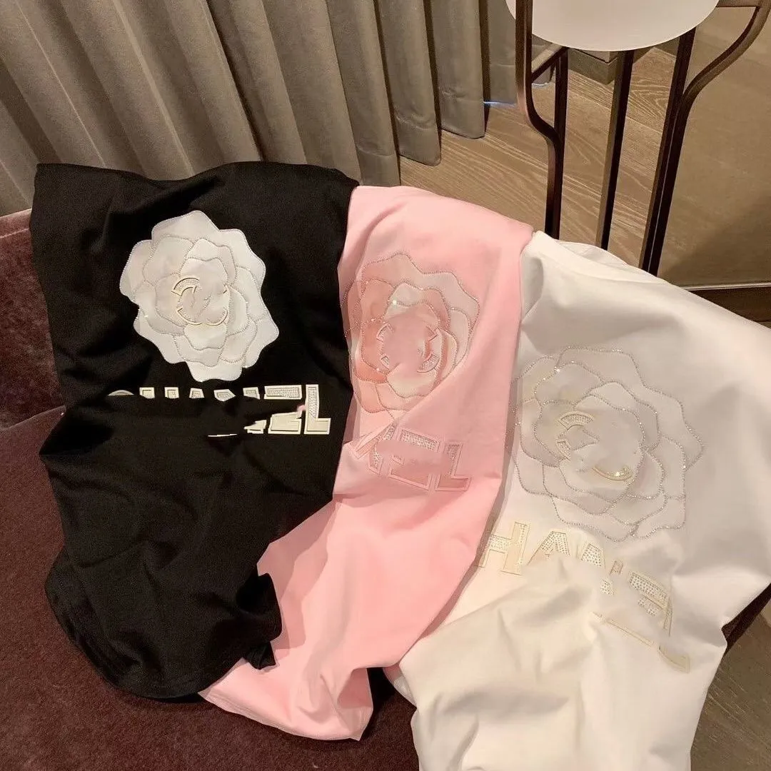 Femmes à manches courtes Luxury Righestone Flower Logo Lettres Modèle Pink Sweet Designer Tees Shirts SML