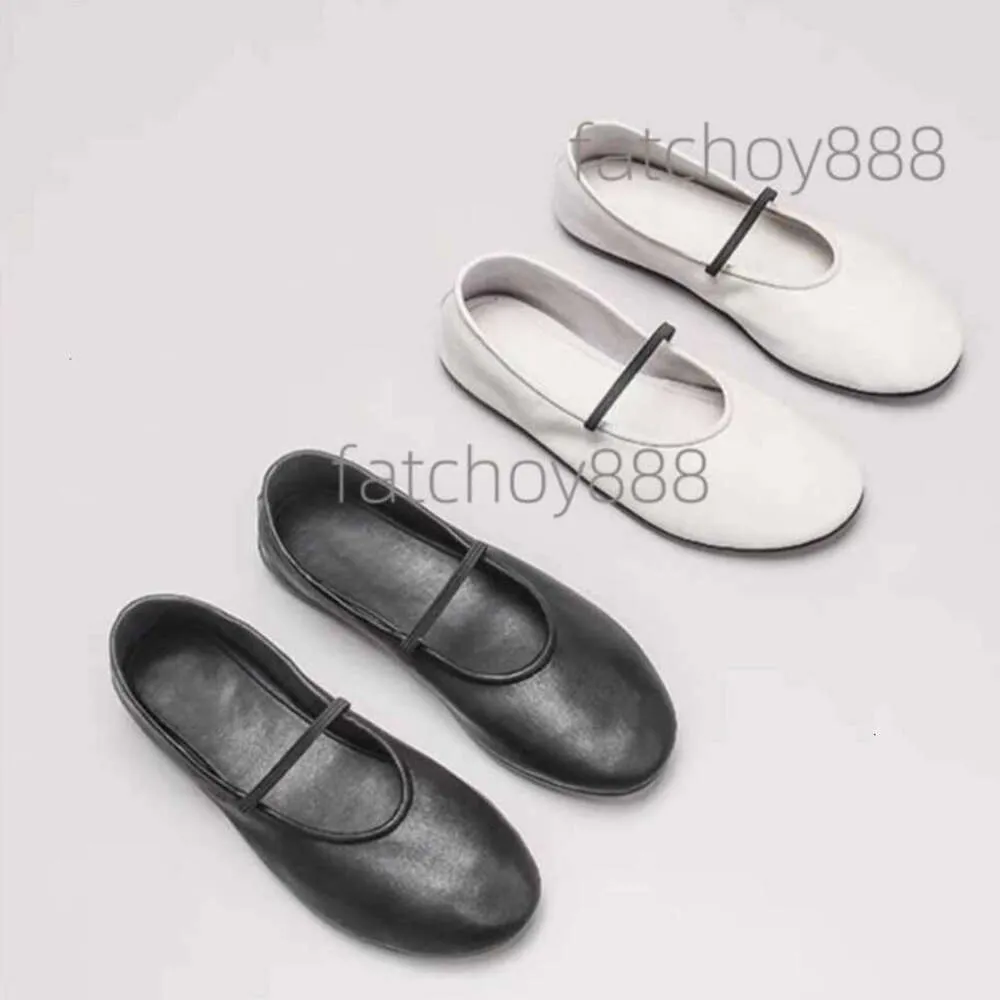 Les chaussures de ballet en peau de mouton en rangée avec des chaussures de grand-mère française à fond plat
