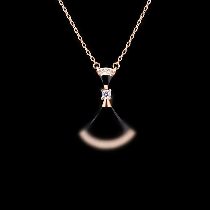 Tasarımcı Mücevher Özel Gül Altın Küçük Etek Kolye Kadınlar Paslanmaz Çelik Fan İğne İşi Chalcedony Beyaz Fritillaria Kakma Elmas Koka Kambon Zinciri Hediye