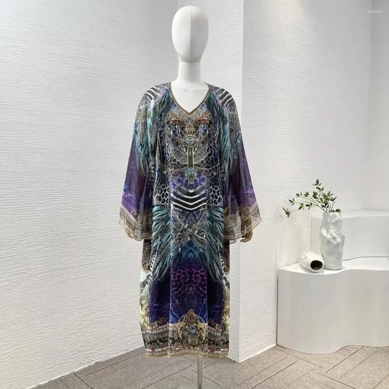 Lässige Kleider 2024 Strandstil Übergroßer Frühlings Sommer Seiden lila V-Ausschnitt Leopardenkleid für Frau