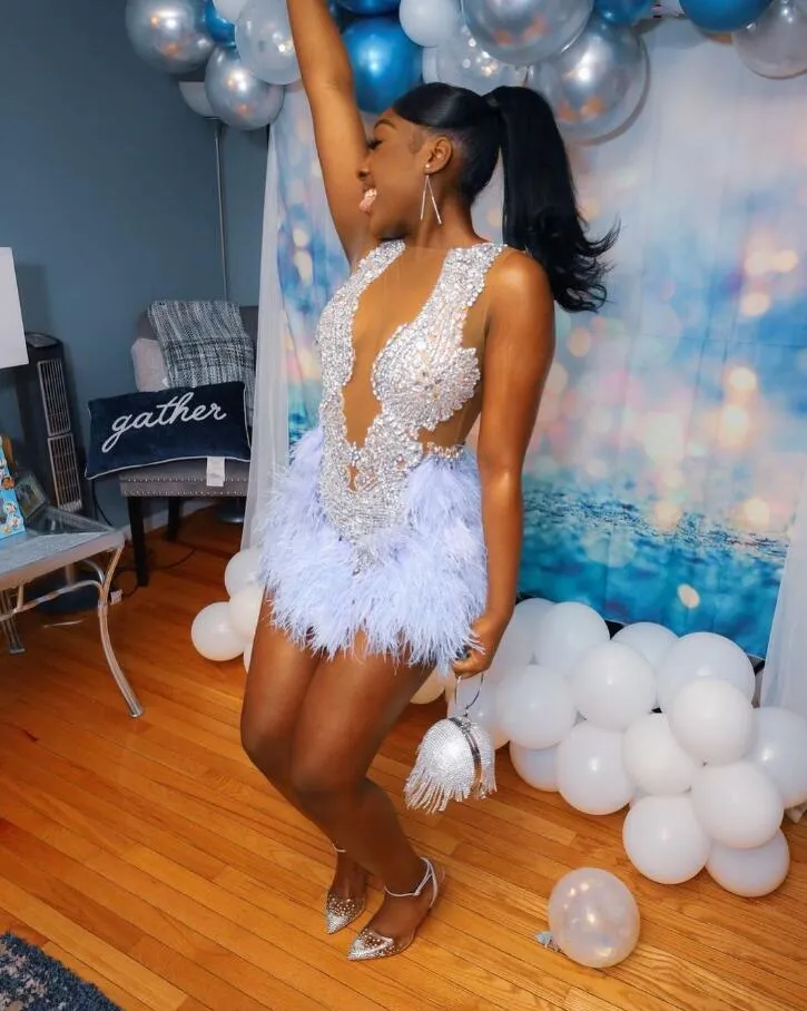 Sparkly Fashion Short Prom Homecoming Dresses for Black Girl 2024 Luxury Diamond Feather Mini Evening Födelsedag Gala Gown