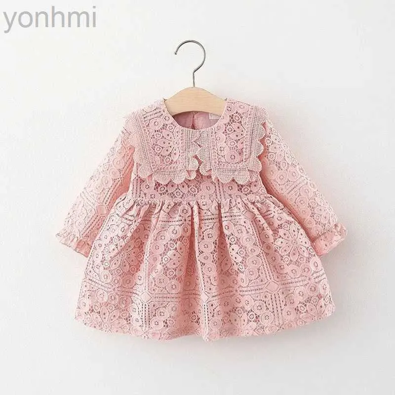 Robes de fille printemps nouveau-né les vêtements de bébé filles extérieures robes de dentelle creuse pour bébé filles tissu 1 an d'anniversaire robes de fête princesse D240419