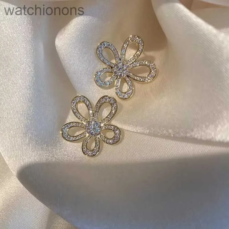 Pendientes de diseñador originales de Vancelfe de grado superior Pendientes de flores de diamantes completos Vestido de noche Penguas de pétalos huecos Joyas con logotipo