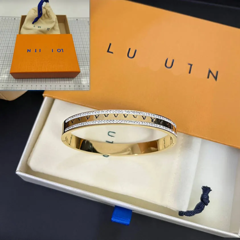 Brand Charm Boutique Bangle High Quality Love Gift Bracelet Spring Leisure Style New Womens Stainless Steel Bangle With Box