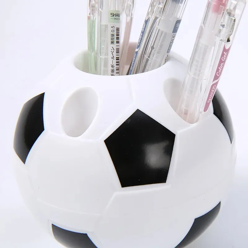 2024 Soccer Shape Tool Supplies Pen Pencil Holder Football Shape Tandborste Holder Desktop Rack Table Hemdekoration Studentgåvor Säker, säker,