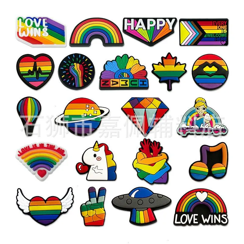 Anime charms groothandel jeugdherinneringen lgbt regenboog liefde grappige cadeau cartoon charmes schoenaccessoires pvc decoratie gesp soft rubber clog charmes