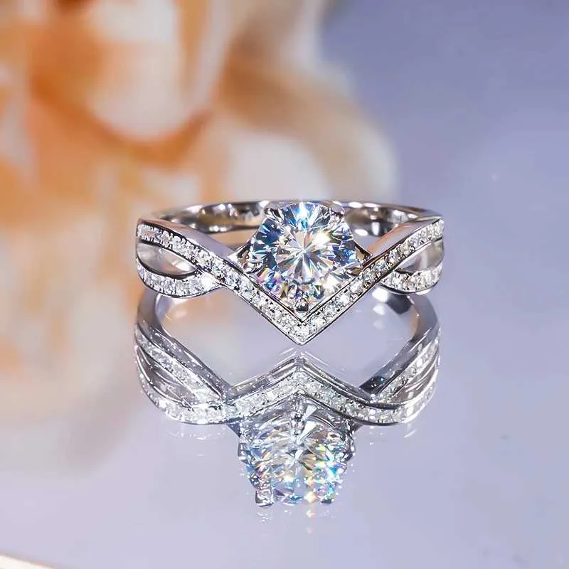 Bröllopsringar Elegant V -formad Moissanite Diamond Ring 925 Sterling Silver för kvinnor Fina smycken Present Birthday Wedding With GRA Certificate 240419