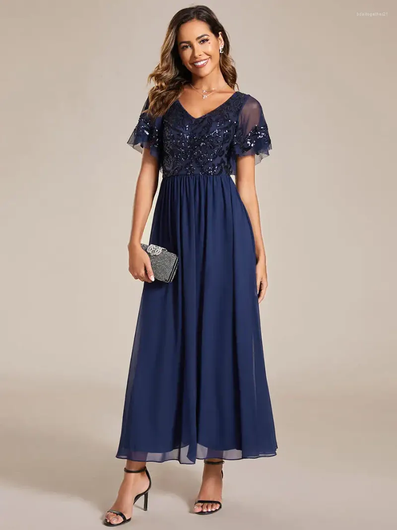 Robes de fête simples en soirée courtes manches à volants V couche-coulle 2024 de silhouette marine bleu marine mère de la mariée