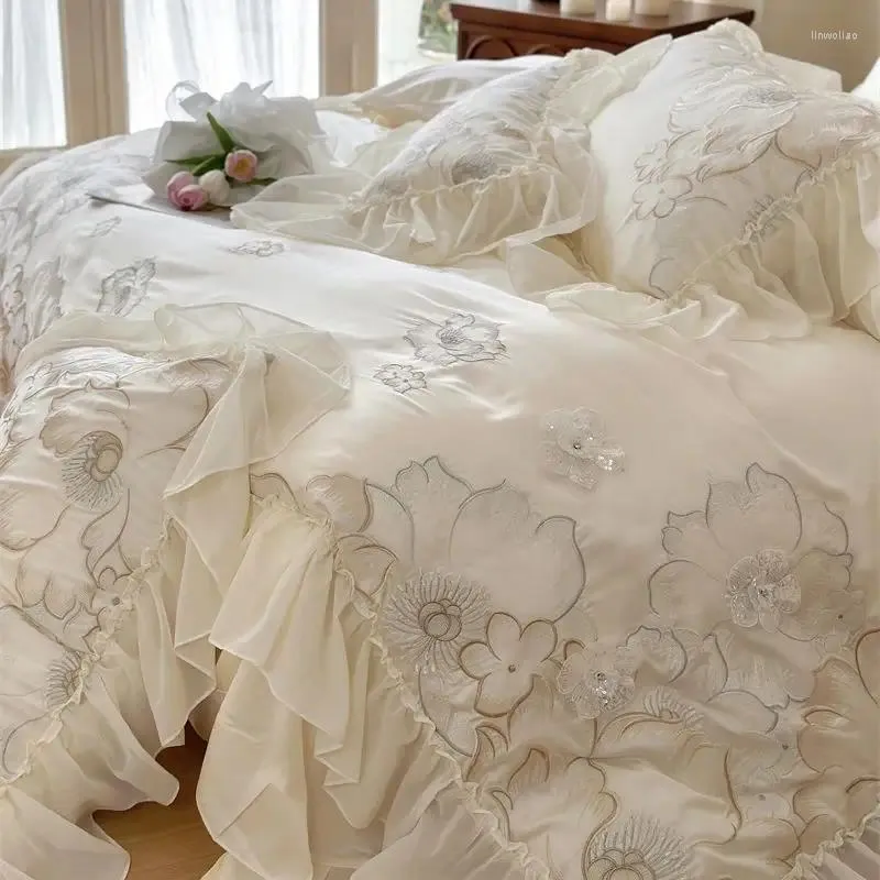 Zestawy pościeli naturalne lyocell Zestaw księżniczki Wedding kwiaty haft haftowe koronkowe marszczenia kołdry poduszki na poduszki