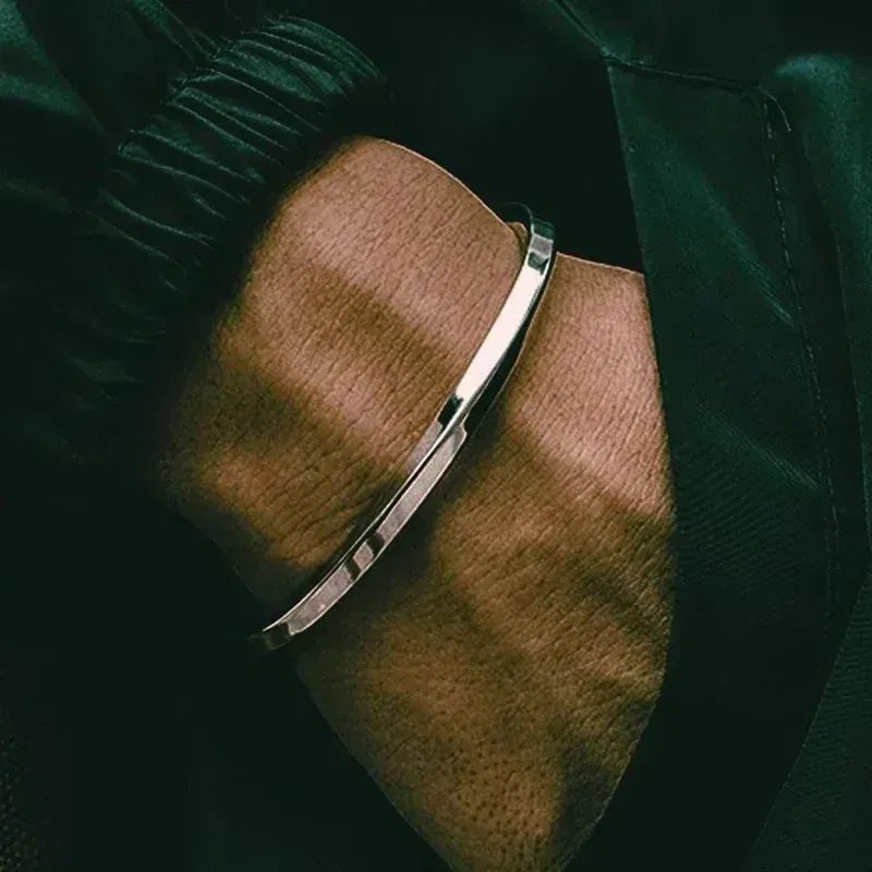 Bracles ouverts en acier inoxydable simple torsadé pour hommes Bracelet de manchette de couleur argentée délicate bijoux de fête de mode 240410