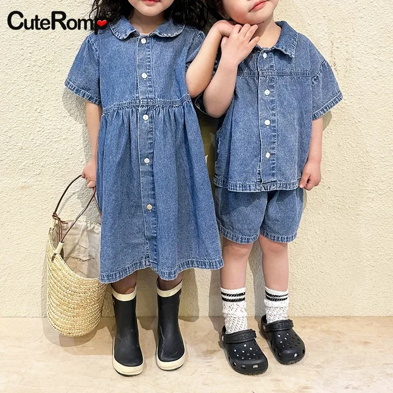 Frère soeur frère look denim bleu d'été de vêtements de garçon ensemble fille robe de style coréen familial assorti des tenues de vêtements de filles 240403