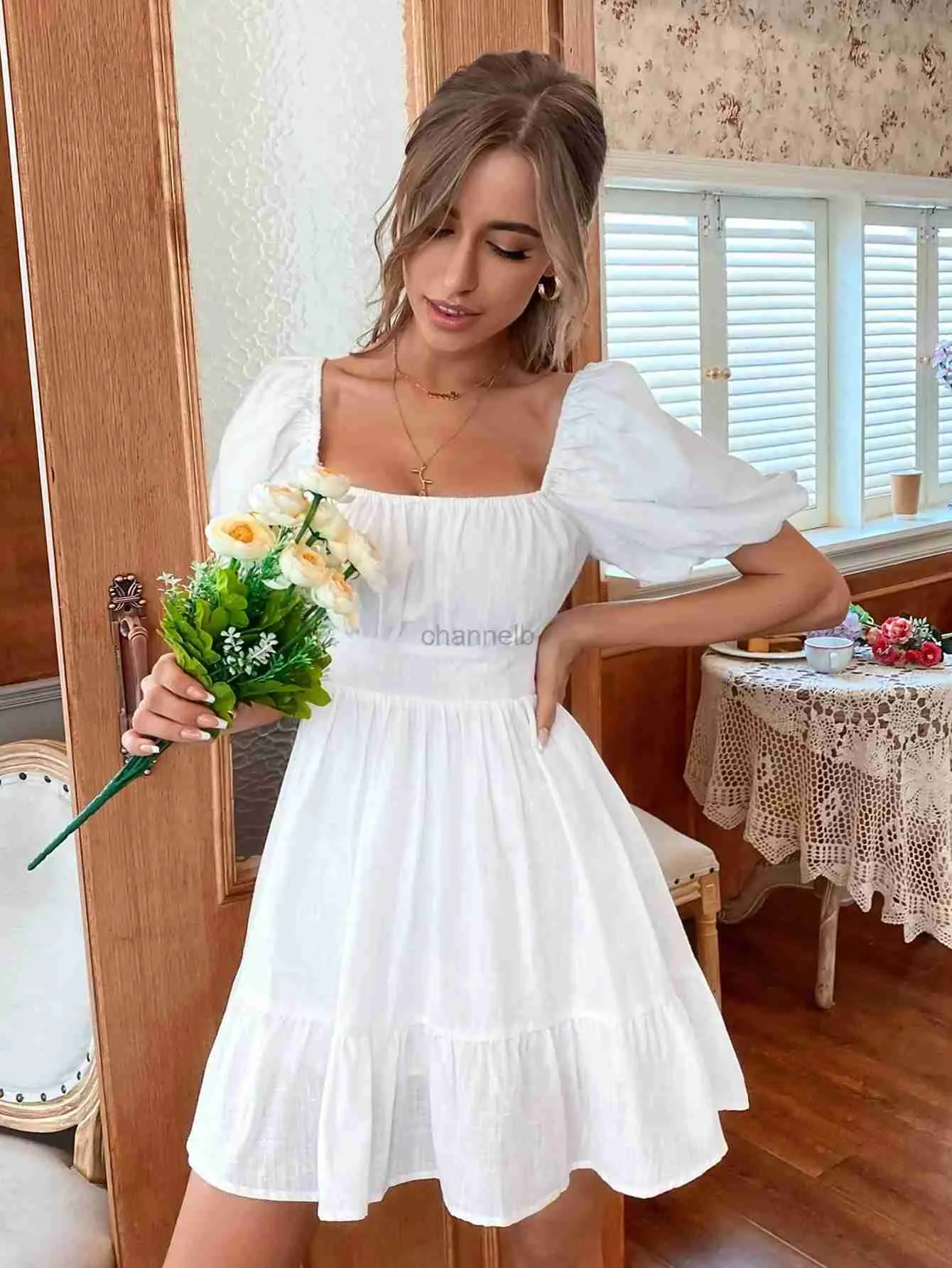 Robes décontractées de base Robe d'été blanche Backless Lace Up Up Ruffles Riched Solid Tie Back Robe Hem Robe Puff Sleeve Robe Elegant 240419