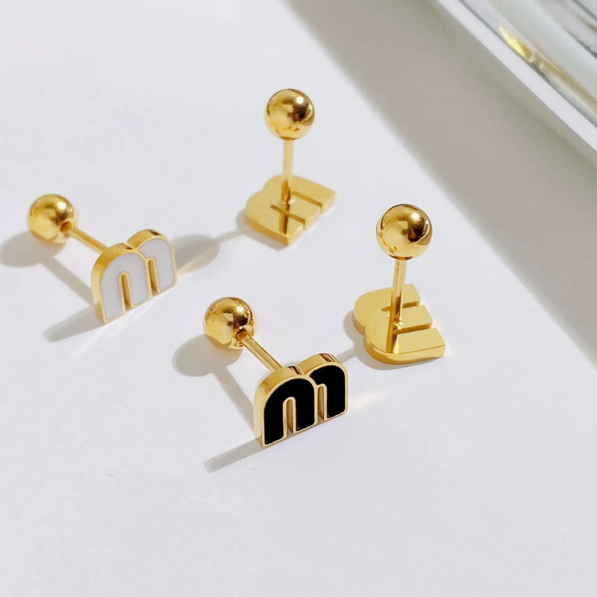 Gold de aço inoxidável de aço inoxidável mais vendido do designer Studs de ossos de orelha com parafusos e titânio aço 18k Brincos da moda de ouro, minimalista