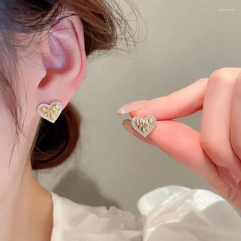 Boucles d'oreilles Stud Huitan Amour exquis pour les femmes 2024 Tempérament Ear Piercing Heart Wedding Party State Bijoux Gift