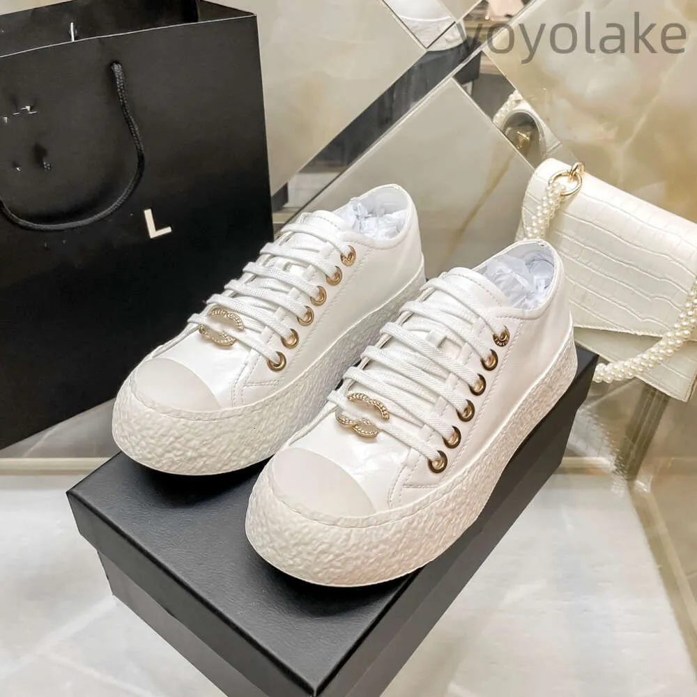 Nouvelle édition limitée Designer Sports SHOS Femmes Casual Shoe Luxury Luxur White Microfibre Cuir Boucle Décoration
