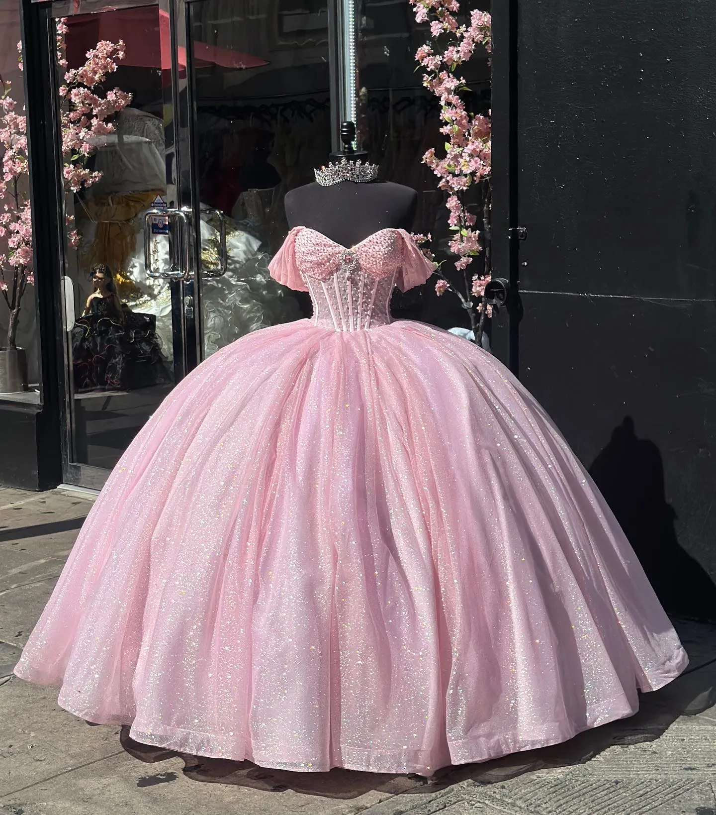 Söt rosa prinsessan quinceanera klänningar glittrande prom bollklänning från axel glitter paljetter pärlor vestido de quinceanera bodice sweet 15 maskerad klänning