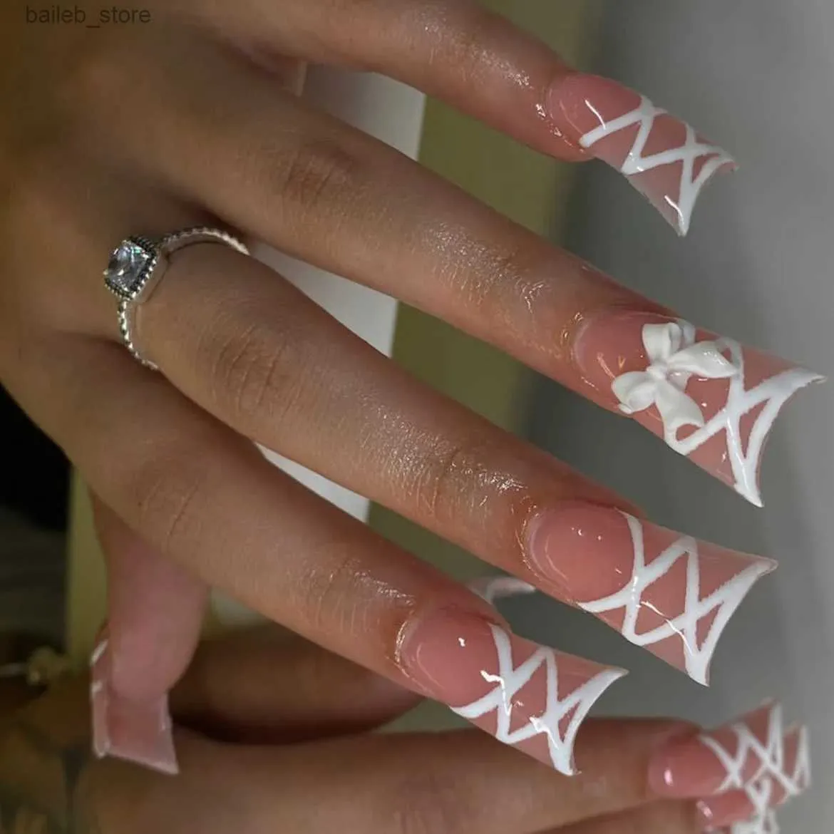 Faux Nails 3D BLAND BOW FREAT Nails Blanc Ribbon Design Faux Nails Falles Duck Bill en forme de presse sur les pointes des ongles coréennes Sweet Artificial Nail Patches Y240419