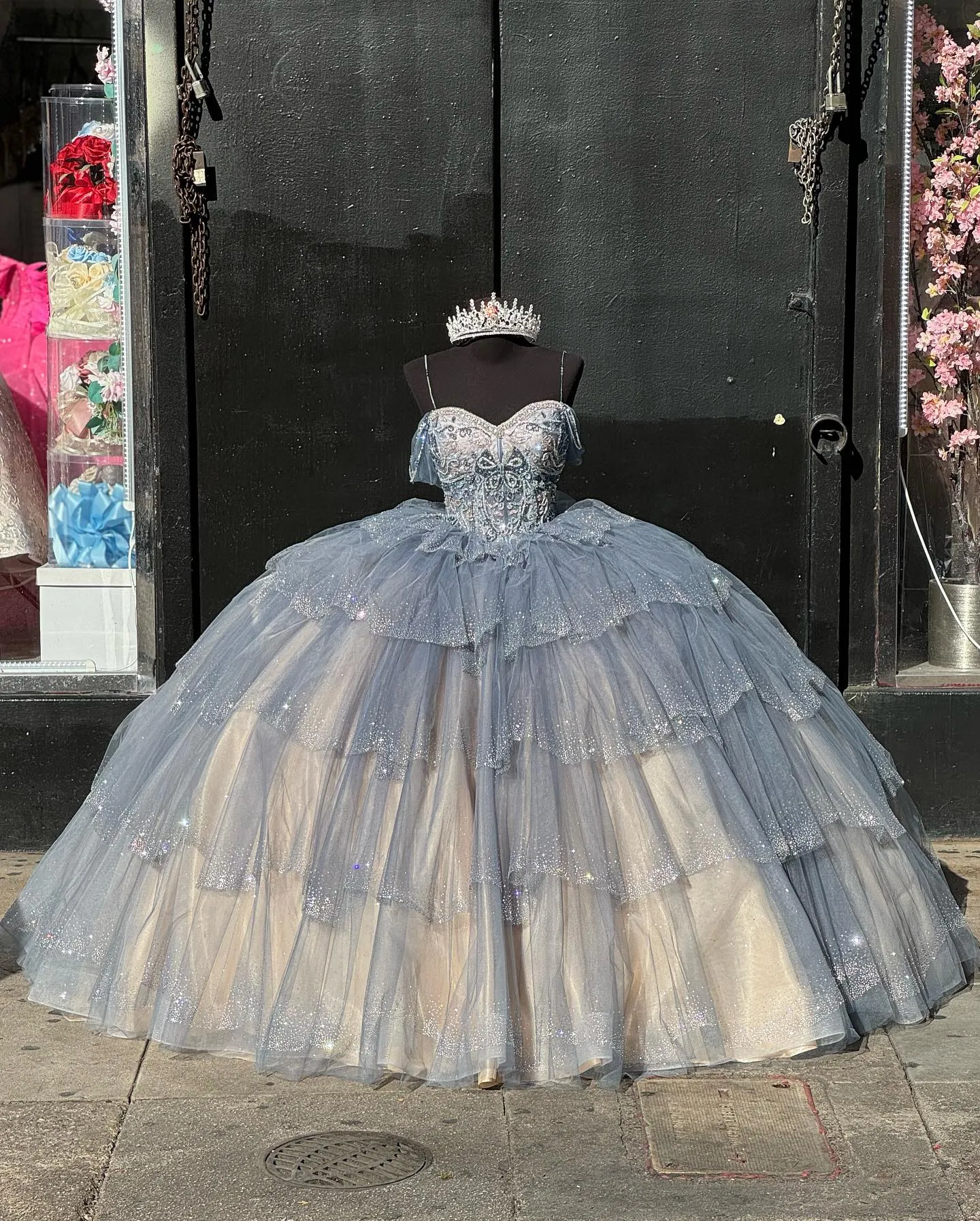 Grå prinsessan quinceanera klänningar prom boll klänning pärlstav bodice off axel vestido de quinceanera tiered kjol glitter paljetter tyll 15 maskerad klänning