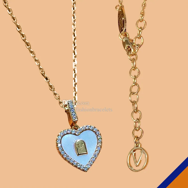 Halsband Pendant Chain Designer V Luxury Jewelry Bijoux 18K Collarbone Heart Mor of Pearl Classic Gold Brass New Fashion High Quality Womens Mens Free Frakt