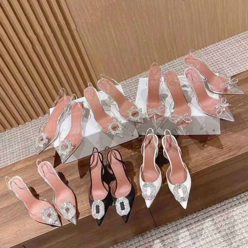 Formgivare klackar transparenta klackar Begum Glass PVC Sling New Clear Crystal Top Luxury High Heeled Women Square Buckle Rhinestone Hollow Party High-Heel Dress Shoes