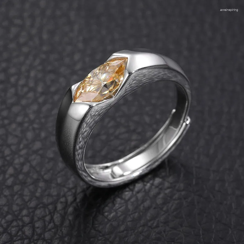 Pierścienie klastra s925 srebrny pierścień moissanite z otwartym lekkim luksusowym modą Horus Internet czerwony
