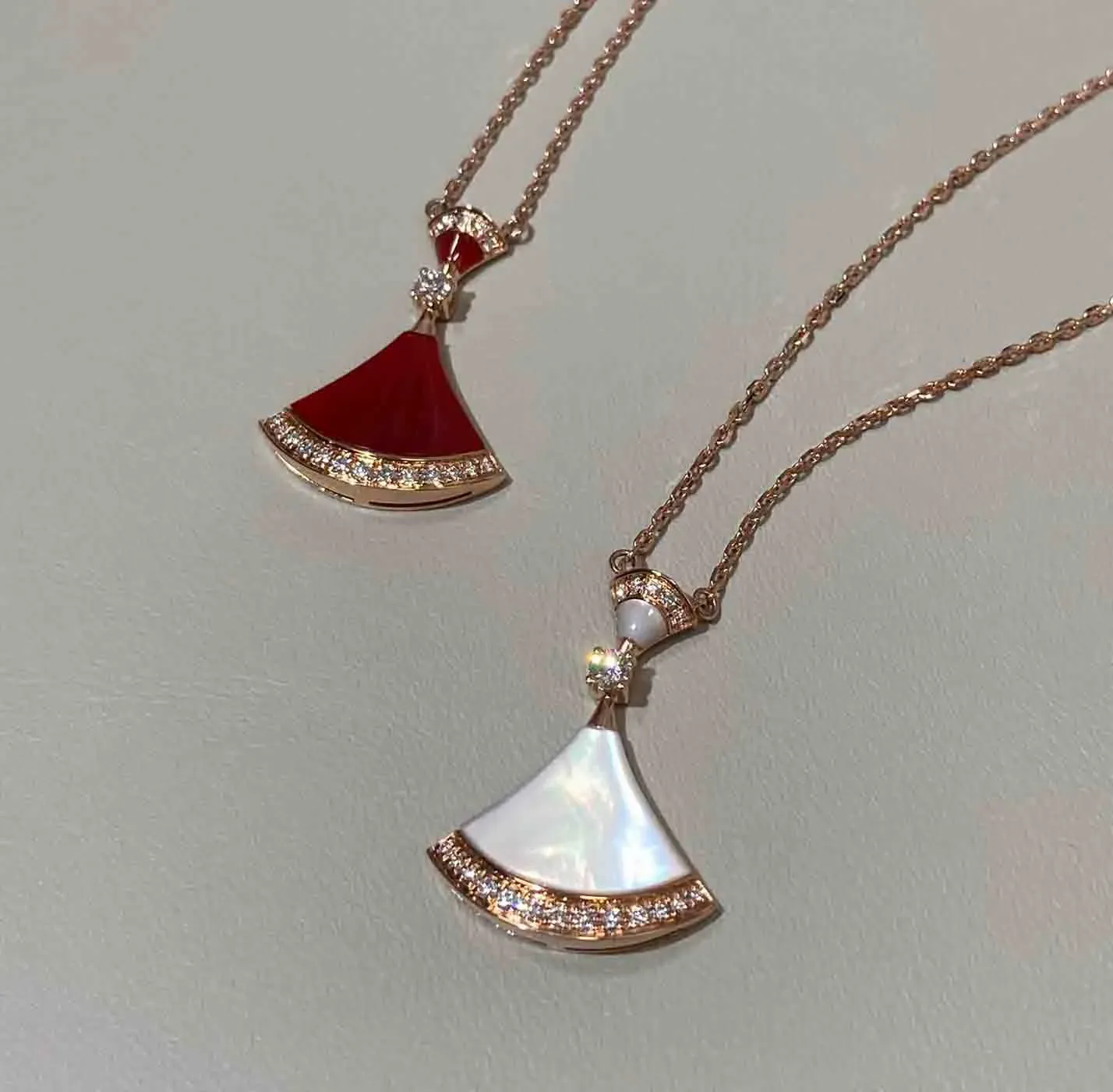 Colliers 18k Real Gold Material Special Fabring Forme Desgin Pendant Collier avec diamant et coiffure Nature Perles Red Agate Style Ay