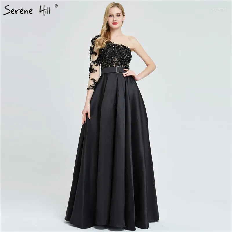 Party Dresses Black Off Shoulder Sexy A-Line Prom 2024 Handgjorda Flowers Crystal Satin Glowns Sergen Hill Bla70038