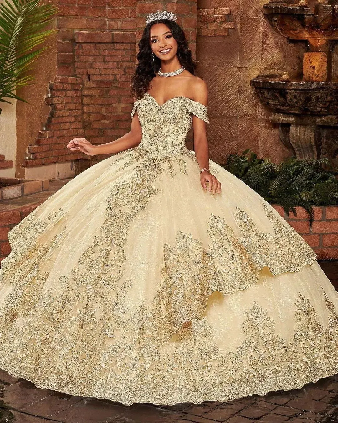 Femmes champagne quinceanera robe en dentelle appliquée paillassée hors de la robe de bal épaune