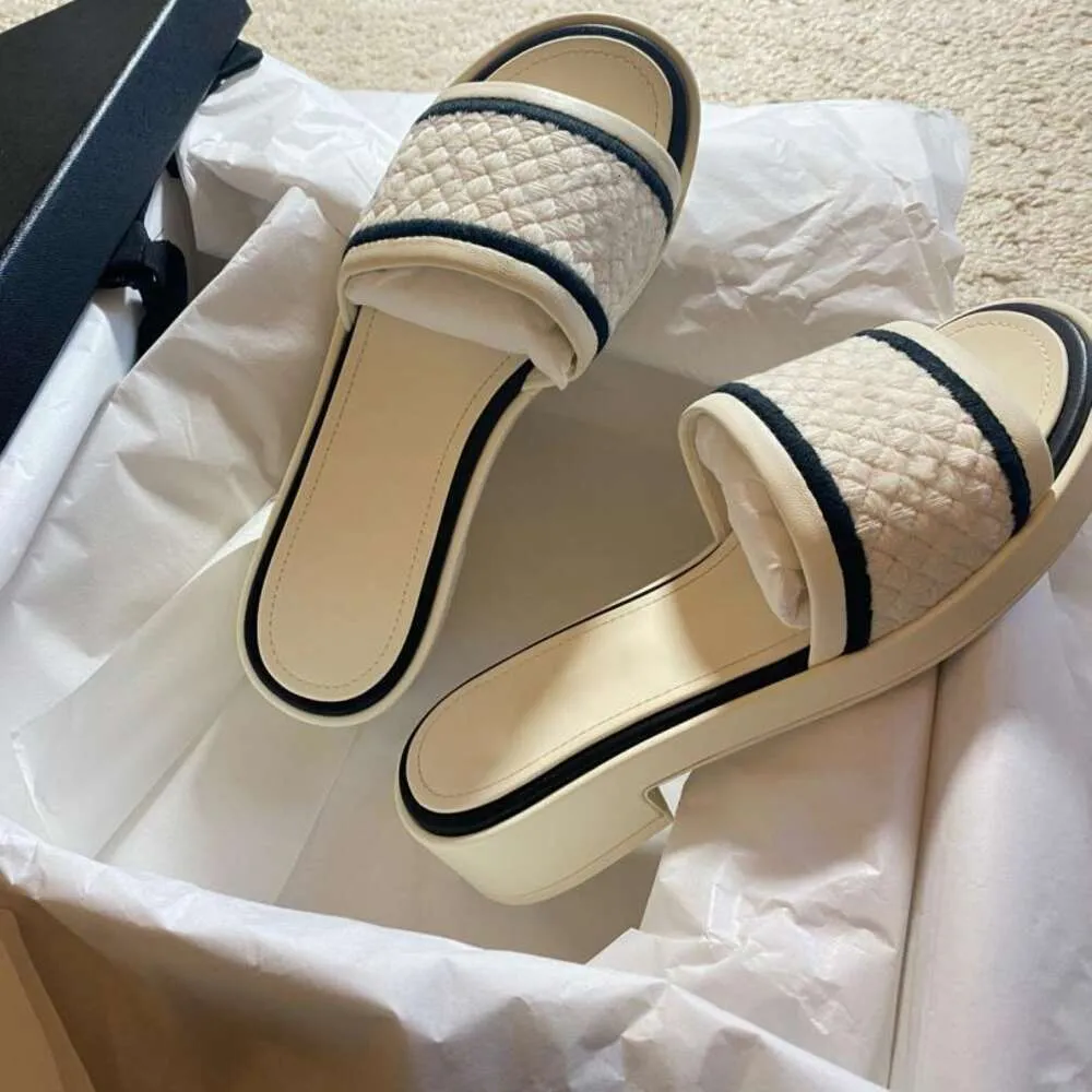 Pantofole piccole flip in stile fragranza: donne morbide alenate spesse sandali in punta di punta a quadri apribili in estate in estate