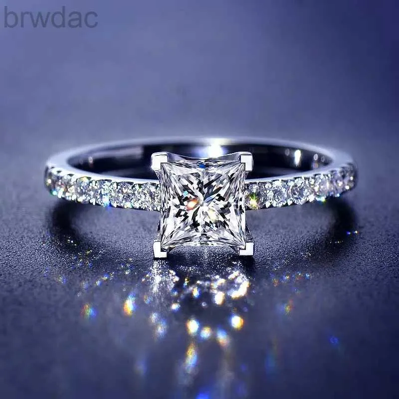 Pierścień Solitaire 1-2CT Księżniczka Cut Moissanite Pierdzieżę zaręczynową VVS D Bezbarwna Północna Pierścień Bridal Pierścień dla kobiet biżuteria ślubna D240419