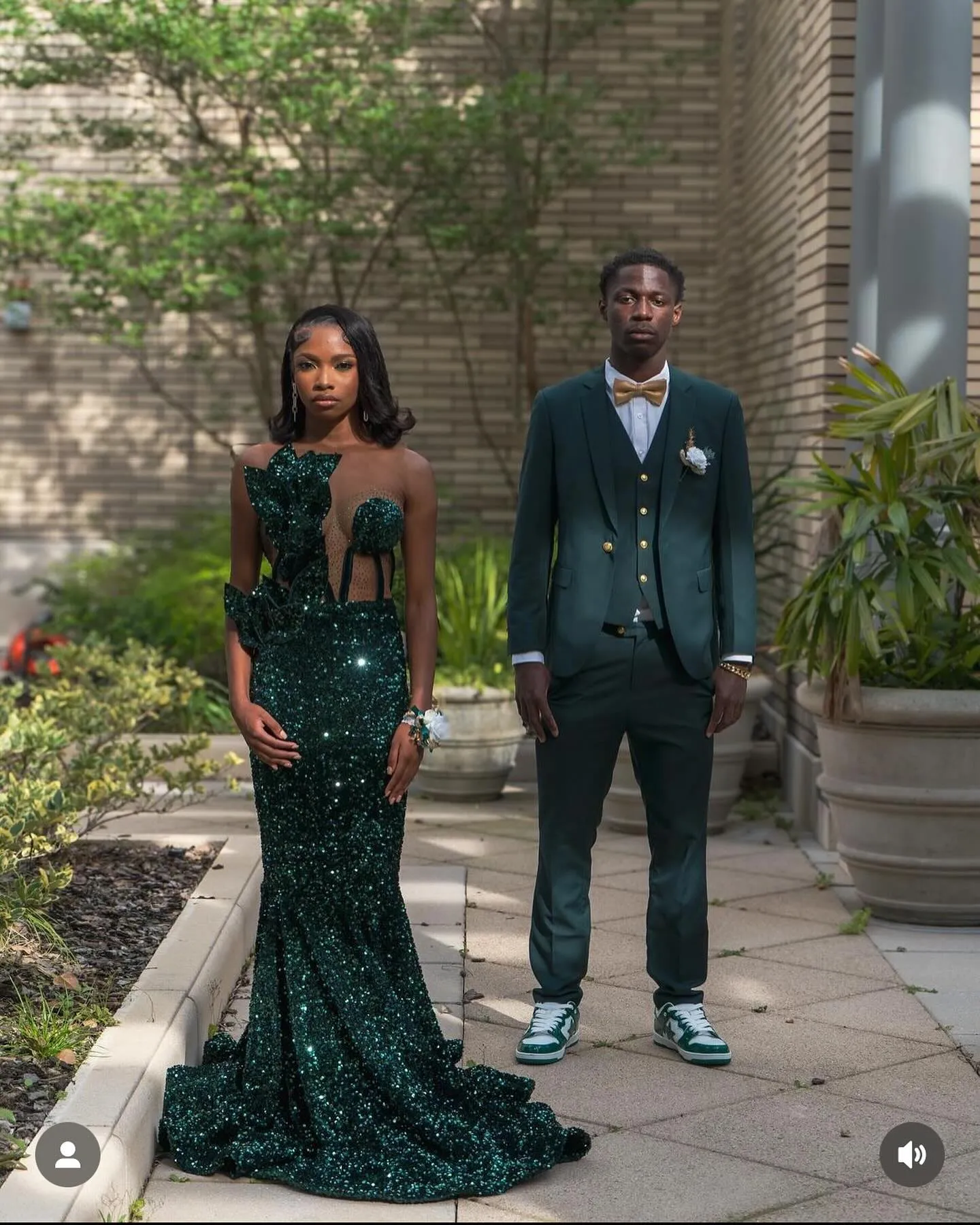 Dark Green Peaked Lapel Three-Piece Men's Dark Green tuxedo wedding Set with Vest, Jacket, and Pants - Perfect for Formal Prom and Evening Events (