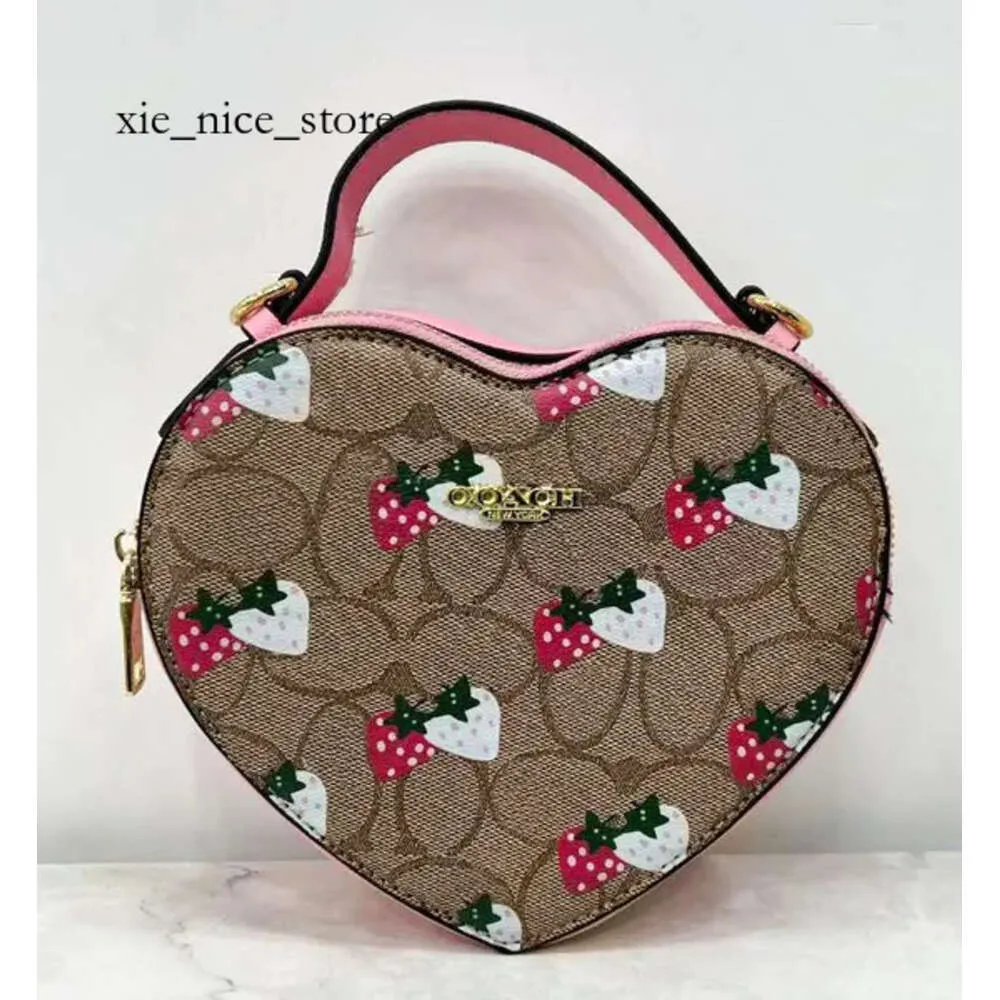 Mens Black White Sacoche Heart Bag Strap Purse Luxurys Handväska Pink Designer Shoulder Bag Top Strawberry Crossbody Clutch Denim City Tote 7634