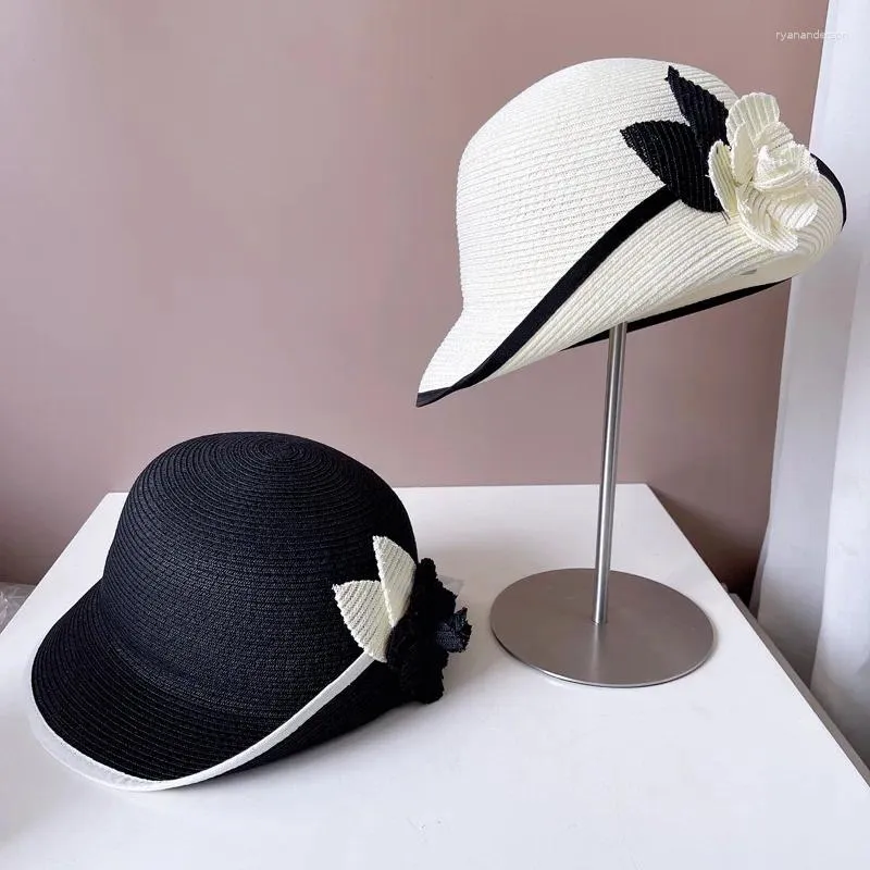 Chapeaux à bord large de style hepburn français camellia paille bouclée bouclée du chapeau de paille de mer de la mer pour la mer de la mer en noir et blanc