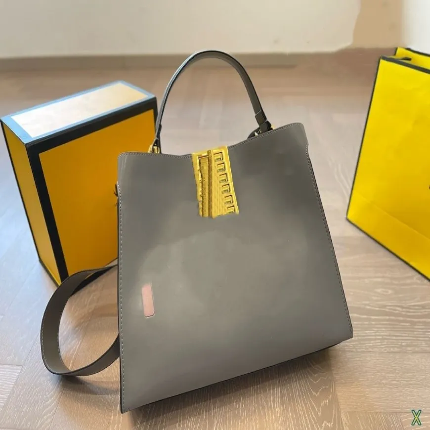 2024 ICare Maxi Tote Bag Bag Bag Women Tote Messenger Bag Bag Bag Bag Bag Fashion شهيرة ذات جودة عالية الإبط SHO2484