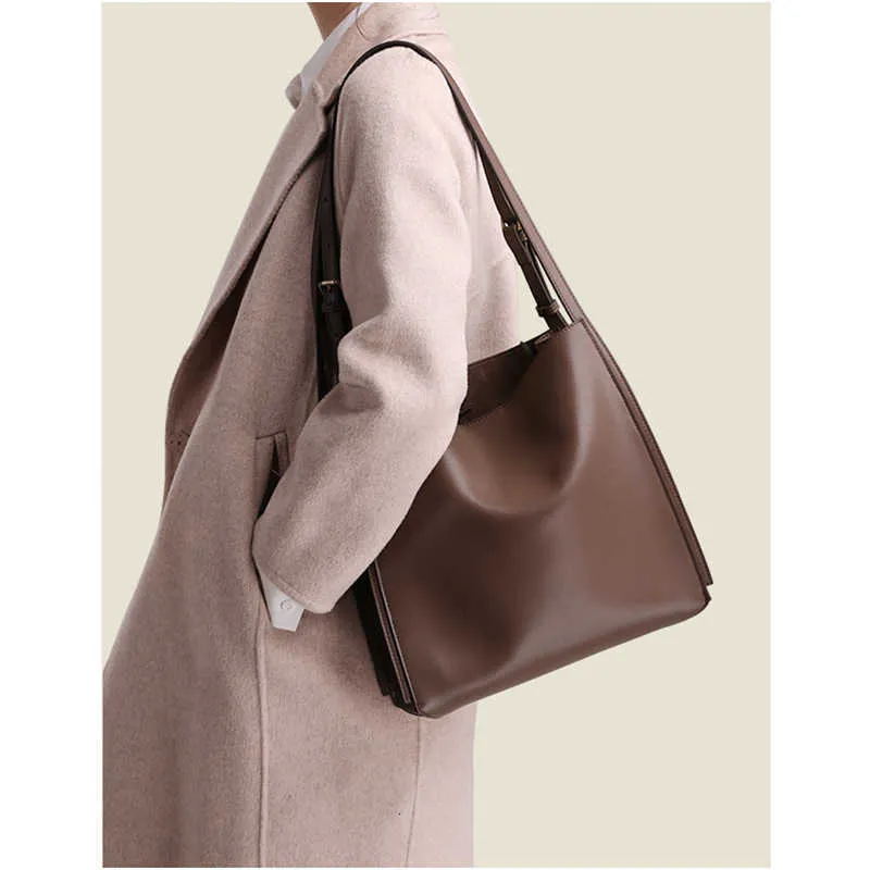 Bag des femmes 2024 Sac Simple et à la mode oblique à cheval sur la tendance en cuir authentique