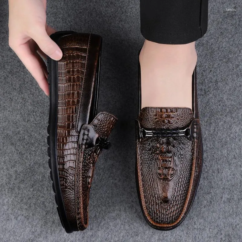 Chaussures décontractées hommes en cuir véritable glissade sur les chaussures de conduite masculines faites à la main