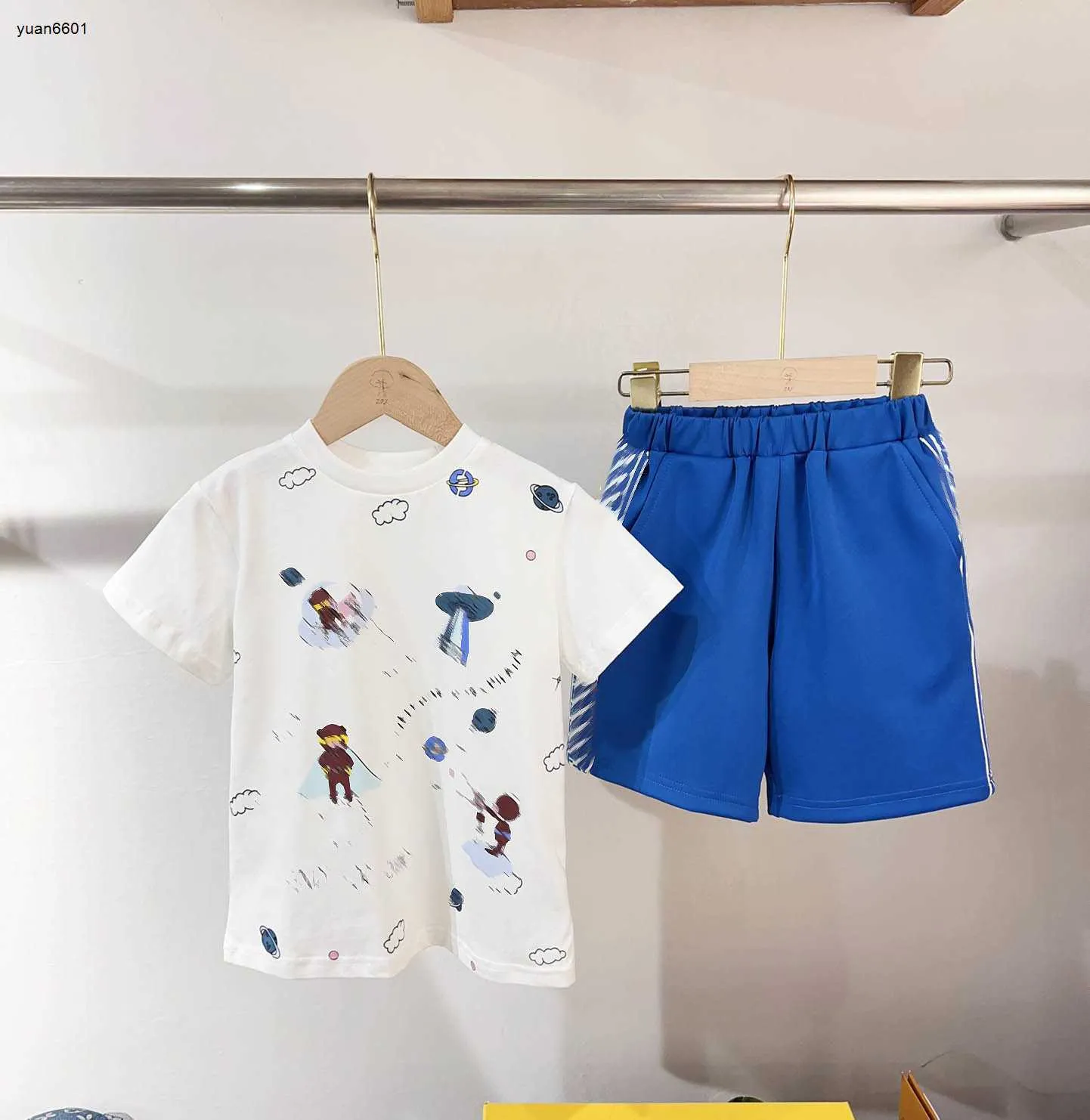 Beliebte Baby-Tracksanzuiten Jungen kurzärmeliger Anzug Kinder Designer Kleidung Größe 100-160 cm UFO Muster gedrucktes T-Shirt und blaue Shorts 24April