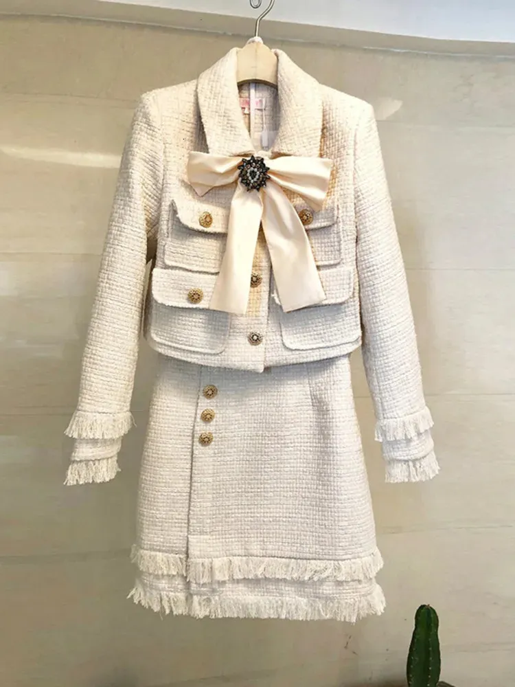 Herbst Hochwertige Tweed 2 -teilige Set Women Winter Bow Jacke Mantel Elegant Mini Quaste Bleistift Wolle Blendrock Anzüge 240412